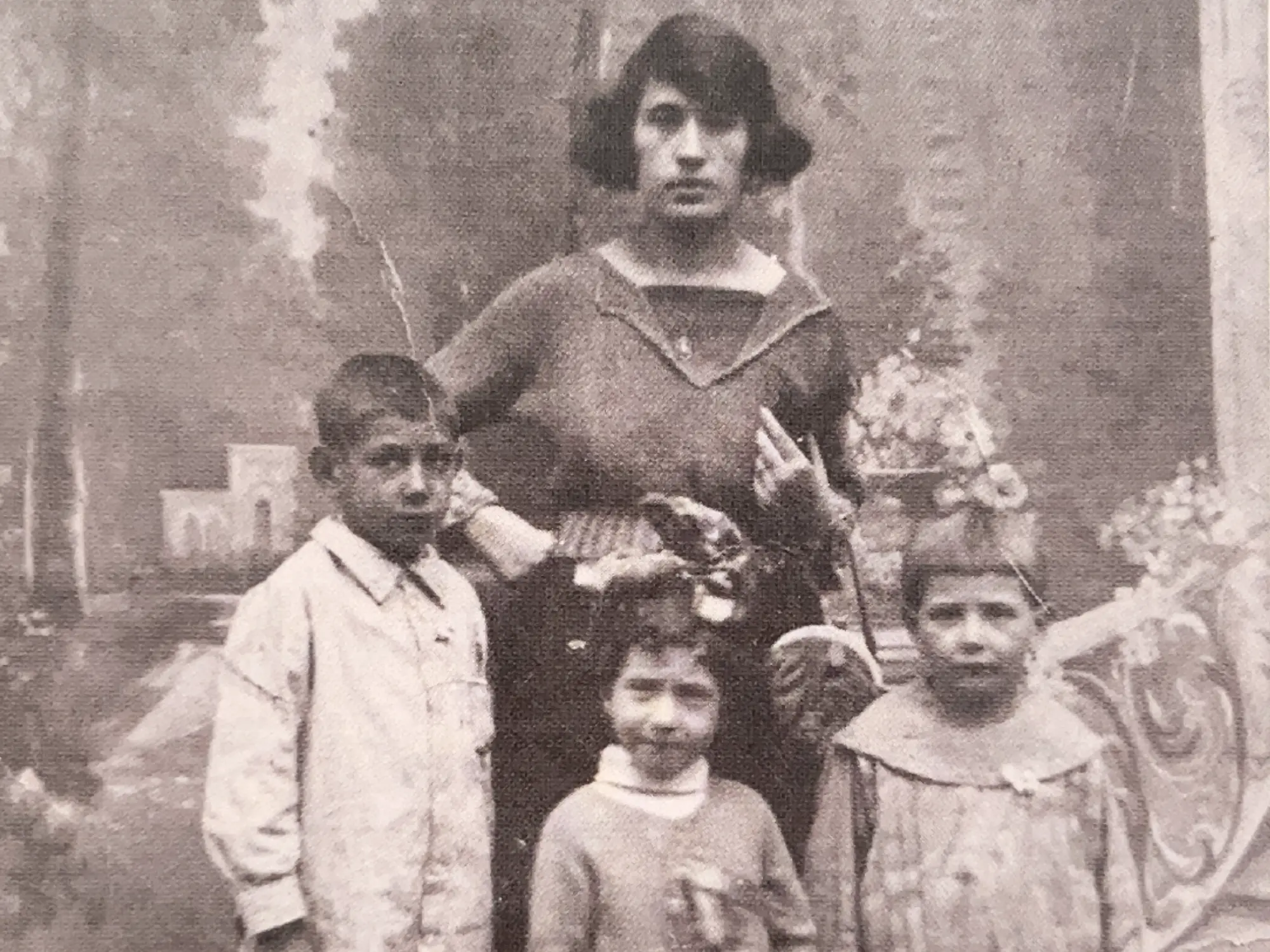 Fotografía de Virgilio amb la seva mare i les seves germanes petites a Olot. Fons E. Coll.